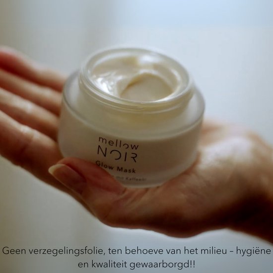 Een hand houdt een potje Mellow NOIR Glow Mask. Tekst: "Geen zegelingsfolie, ten behoeve van het milieu".