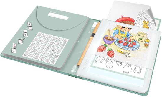 Tablette de dessin Kidywolf ouverte avec dessin d'enfant cuisinant, crayon et croquis.