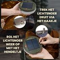 Groene en witte oprolbare kampeerlamp met zonnepaneel en haakje