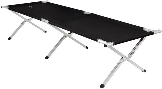 Zwarte kampeerligstoel met zilverkleurig X-frame, gezien vanuit een schuine hoek.