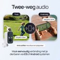 Twee schermen met audio: links een beveiligingscamera buiten met spelende kinderen, rechts een telefoon met video van kind en hond.
