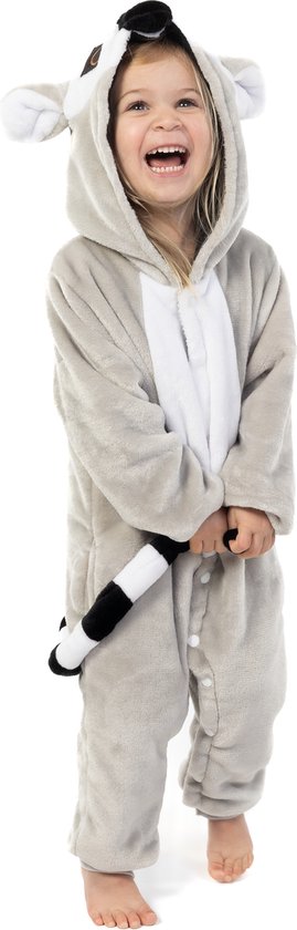 Enfant souriant dans une combinaison grise et douce à capuche. La combinaison a des détails blancs et une queue rayée noir et blanc.