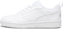 Witte PUMA Rebound v6 Low sneaker met zilveren PUMA branding op de zijkant en hiel.