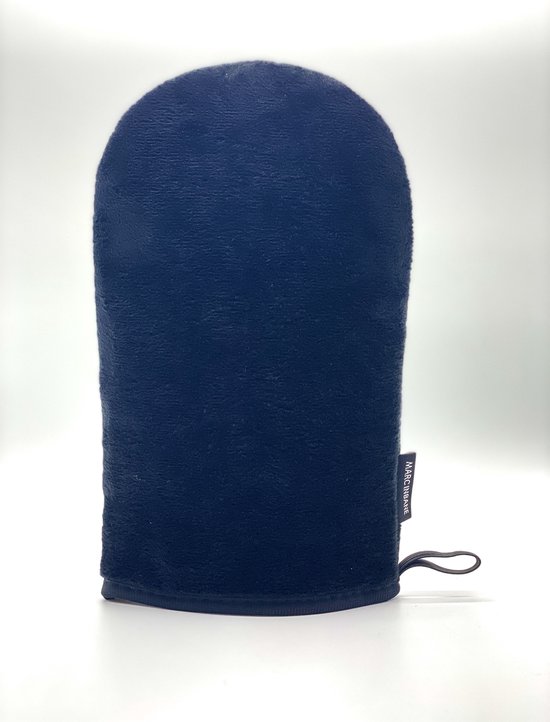 Donkerblauwe Marc Inbane tanning handschoen van zacht materiaal met lusje en logo.
