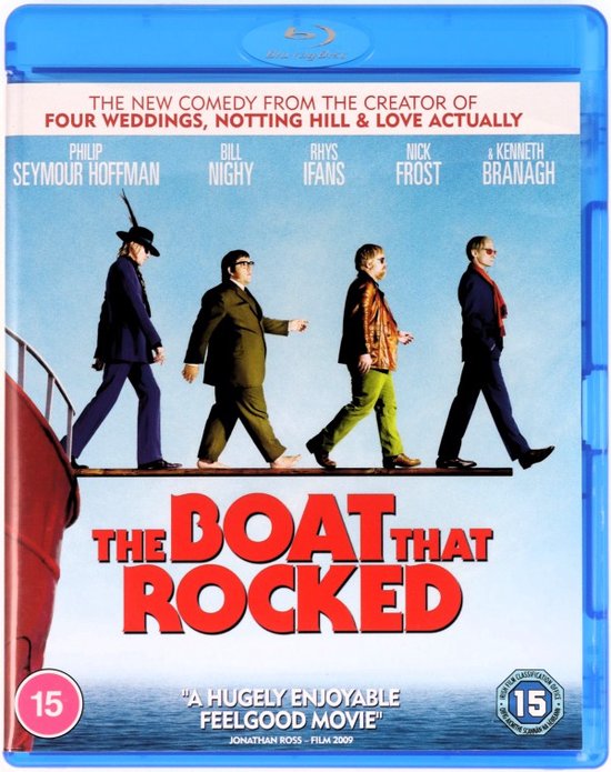 De voorkant van de Blu-ray hoes van 'The Boat That Rocked'. Vier mannen lopen op een rij, met de titel in rode letters.