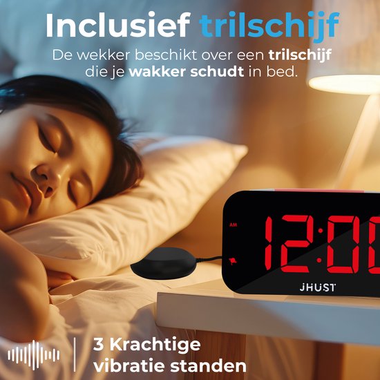 Een meisje slaapt naast een digitale wekker met rode cijfers, met een trilschijf op het nachtkastje.