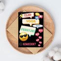 Zwarte kaart op een houten schaal met 'Tijd voor een feestje! #Komjebijons?', met emoji en like-iconen.