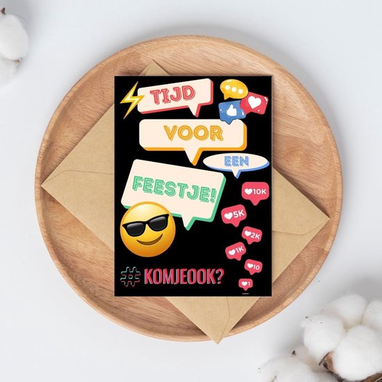 Zwarte kaart op een houten schaal met 'Tijd voor een feestje! #Komjebijons?', met emoji en like-iconen.