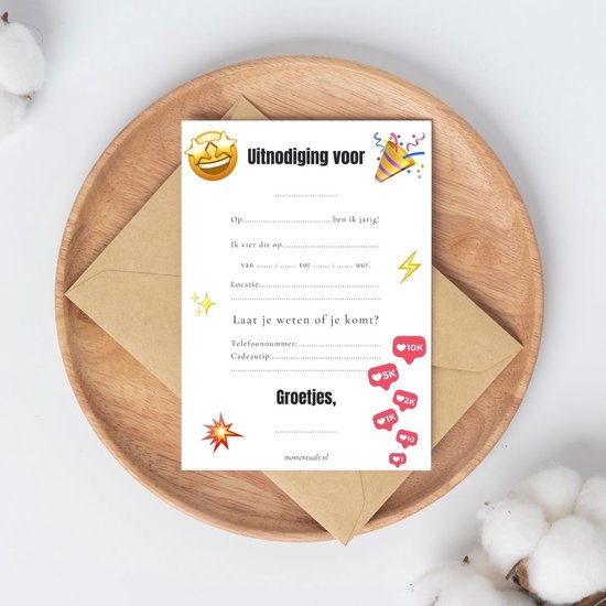 Uitnodigingskaart met confetti en geluksemoticon. Tekst: 'Uitnodiging voor... ben ik jarig!'