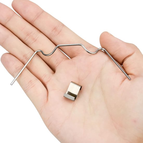 Een hand houdt een zilverkleurige metalen W-clip en Z-clip vast, details van de clips.