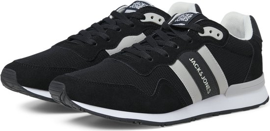 Paar zwarte lage sneakers met witte en grijze strepen, gepresenteerd op een witte achtergrond.