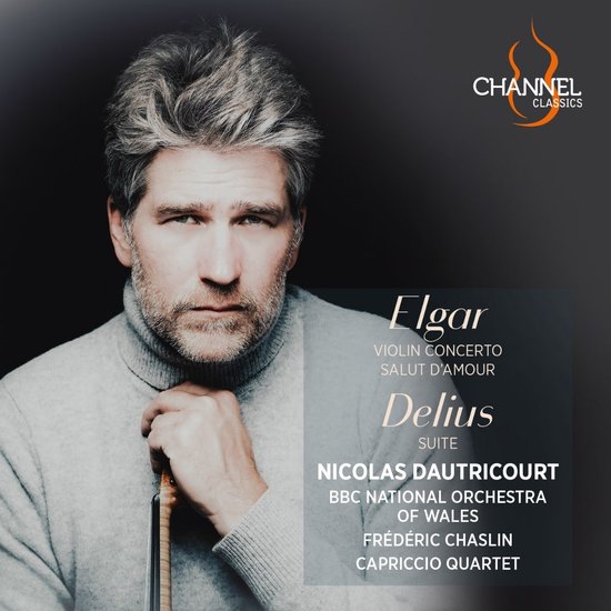 Gros plan sur le violoniste Nicolas Dautricourt portant un col roulé gris, tenant un archet.