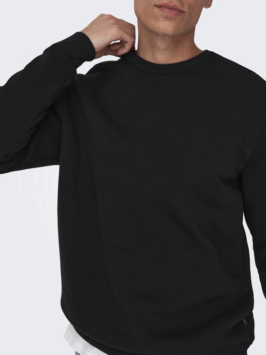 Gedetailleerde close-up van een zwarte sweater.