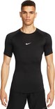 Zwarte Nike Pro top met korte mouwen, zilveren Nike logo op de borst.