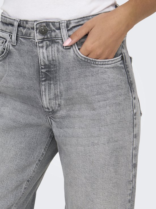 Close-up van een grijze jeans met wijde pijpen, hoge taille en voorzakken.