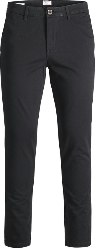 Zwarte chino broek voor heren, staand.