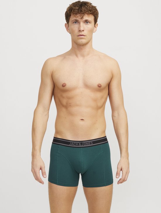 Man in groene boxershort met 'JACK & JONES' op de tailleband.