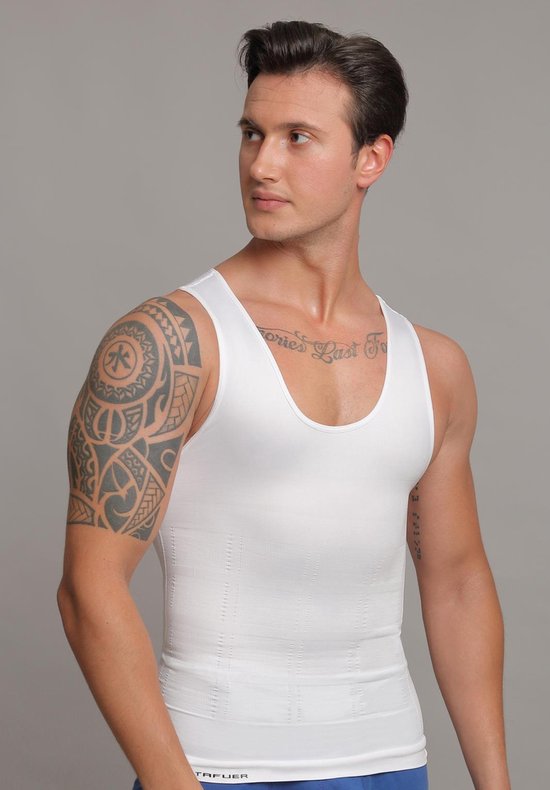 Man met tatoeages in wit corrigerend TAFUER-hemd, nauwsluitend model met compressiezones.