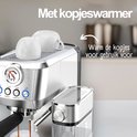Zilverkleurige COOK espressomachine met kopjeswarmer, die espresso maakt in een glas.