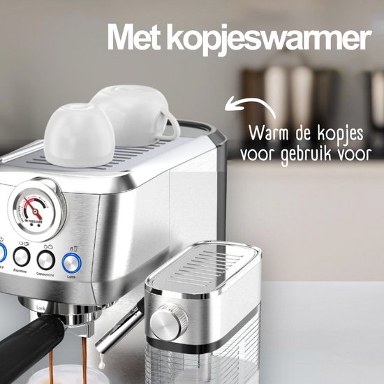 Zilverkleurige COOK espressomachine met kopjeswarmer, die espresso maakt in een glas.