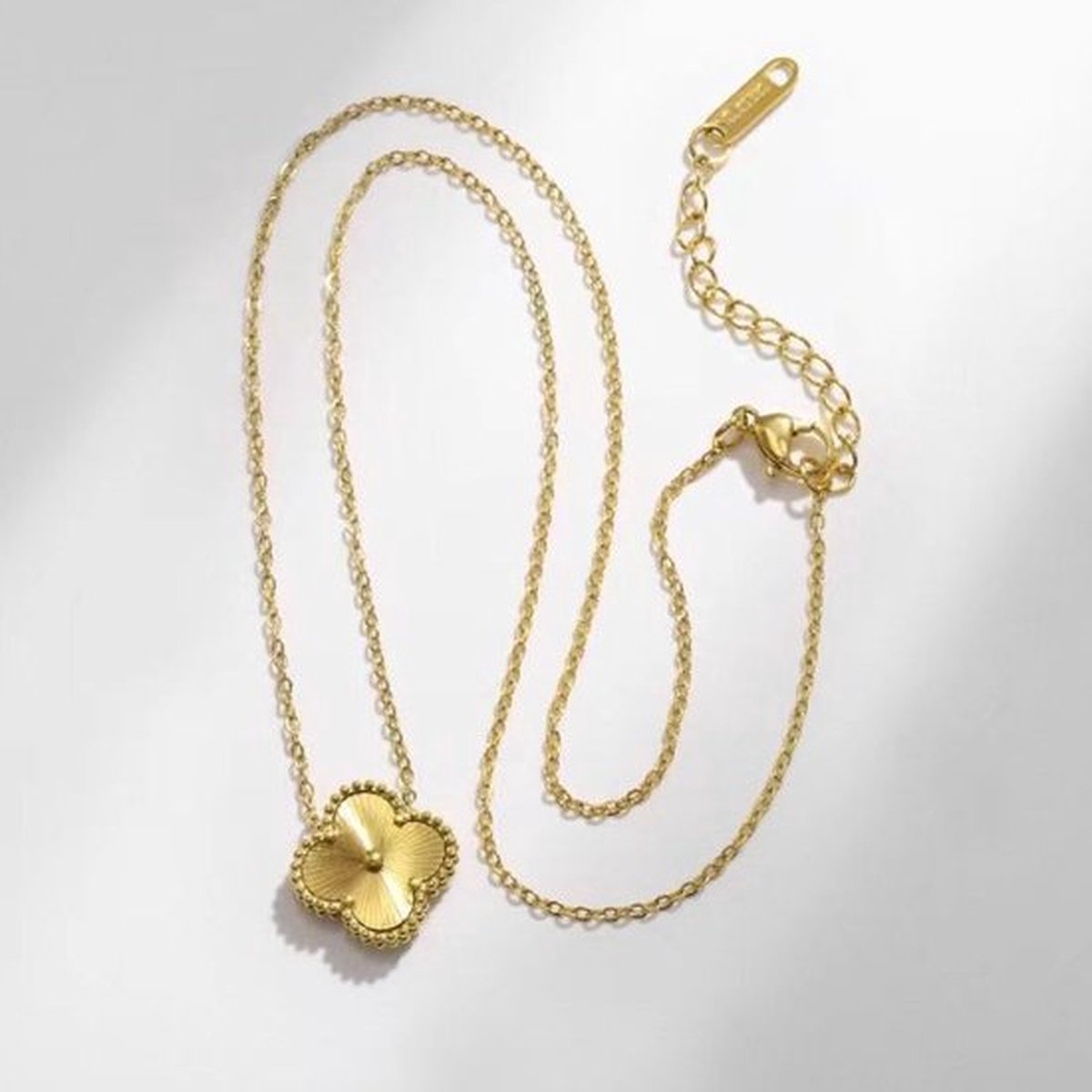 EHH BEAUTY - Cadeau voor haar - Halsketting - Klaver- Goudkleurig - Stainless Steel - Trendy 2024 - Luxe ketting