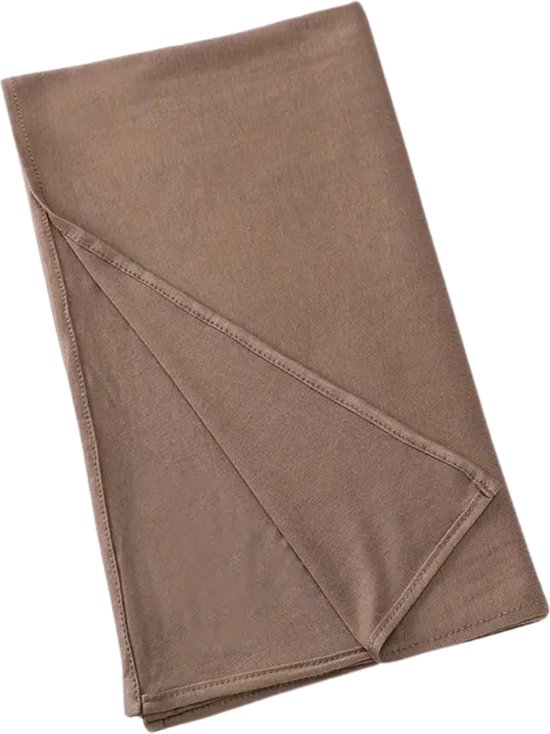 Een beige hoofddoek, gevouwen met een driehoekige opening.