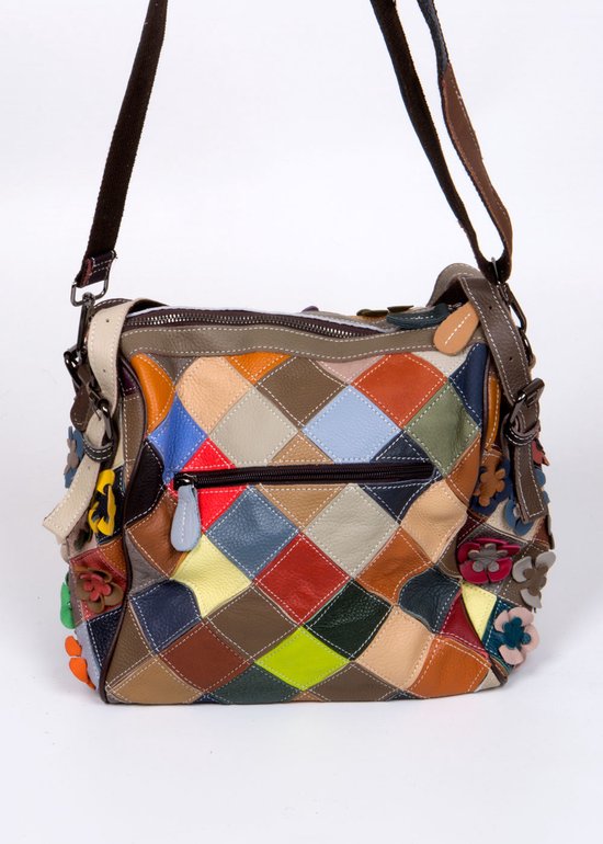 Schoudertas van leer met veelkleurig patchwork van ruiten en bloemen.