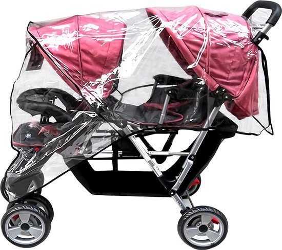 Poussette double avec rembourrage rose, recouverte d'une housse de pluie transparente, isolée sur fond blanc.