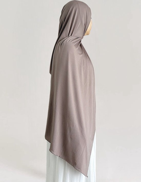 Licht taupekleurige jersey hijab gedragen door een model, zijaanzicht.