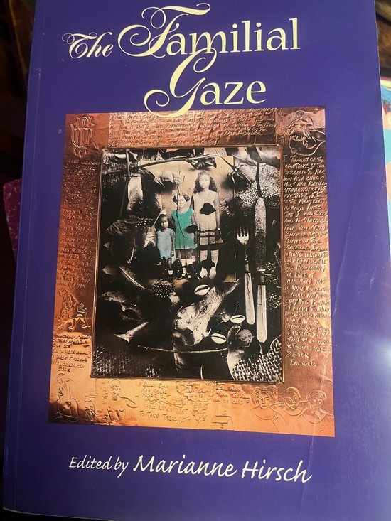 Boek "The Familial Gaze" bewerkt door Marianne Hirsch met een koperkleurig frame dat tekst en een gedempte, artistieke foto bevat.