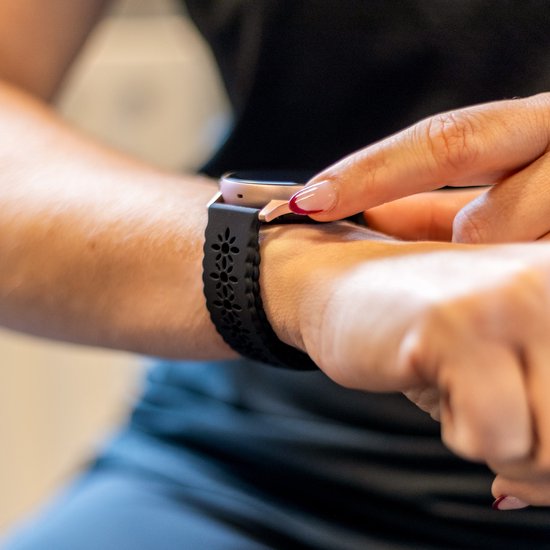 Strap-it Smartwatch strap 20mm - bracelet en silicone avec motif adapté pour Samsung Galaxy Watch 5 & 5 Pro / Watch 4 & 4 Classic / Watch 3 41mm / Galaxy Watch 42mm / Galaxy Watch Active & Active2 / Gear Sport - noir