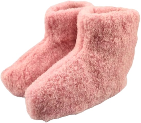 Roze wollen sloffen, hoog model, van de zijkant bekeken.