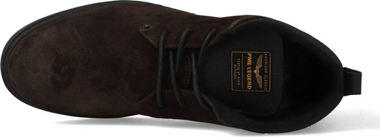 Bovenkant van een donkerbruine suède veterschoen met PME Legend logo op de binnenzool.