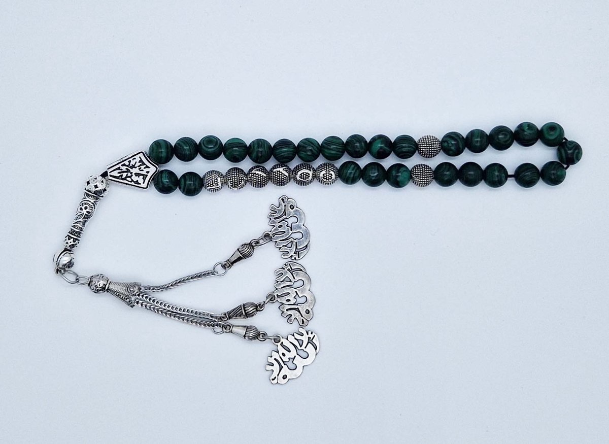 Handgemaakte naam tasbih 33 Kralen Natuursteen “Malachiet” - met metaal tassel “la alih ala allah"- Met je naam of de naam van uw geliefde- 8 mm diameter van de korrel