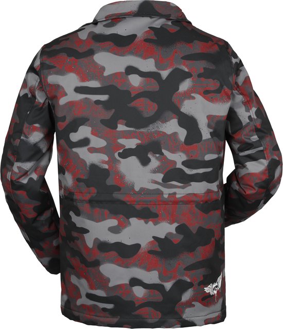 Achterkant van een jas met camouflageprint in grijs, zwart en rood, met gevleugelde doodskop onderaan de rug.