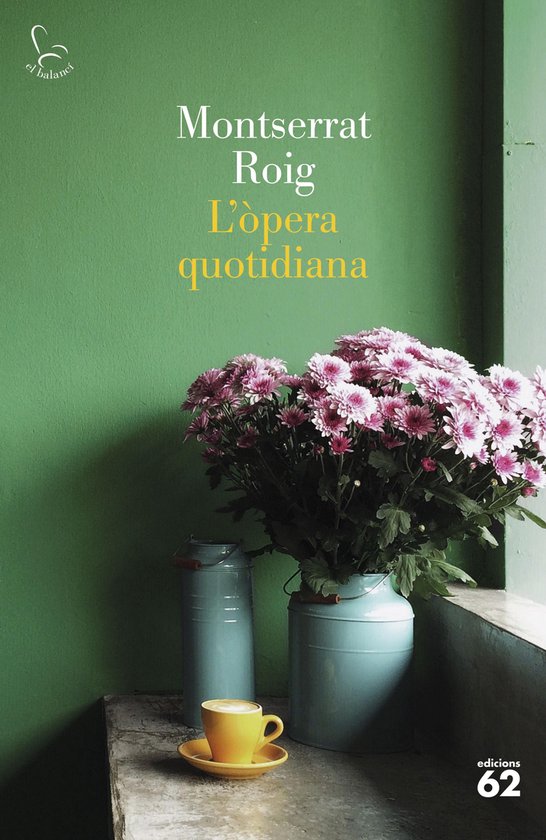 Boekcover met titel 'L'òpera quotidiana' van Montserrat Roig, met een bos roze chrysanten en een kop koffie op een groene achtergrond.