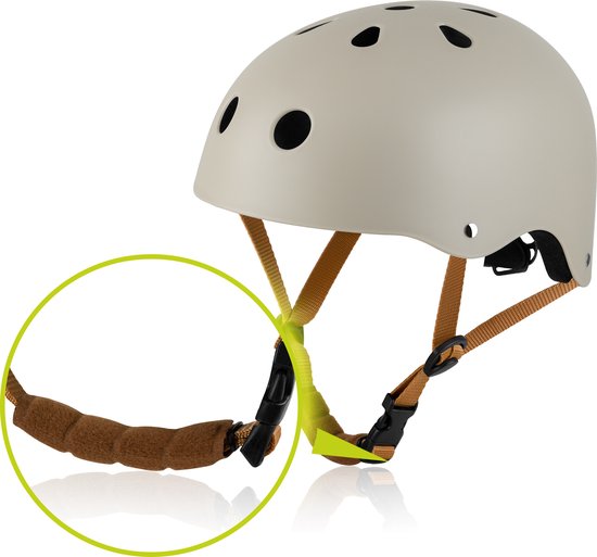 Zachte, lichtgrijze helm met bruine bandjes. Een detail van de kinband wordt uitvergroot.