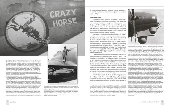 Een donkergrijze B-17 bommenwerper met de tekst "CRAZY HORSE" op de neus, geparkeerd op een grasveld.