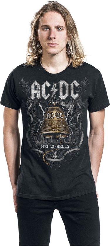 Man in zwart T-shirt met AC/DC Hells Bells print.