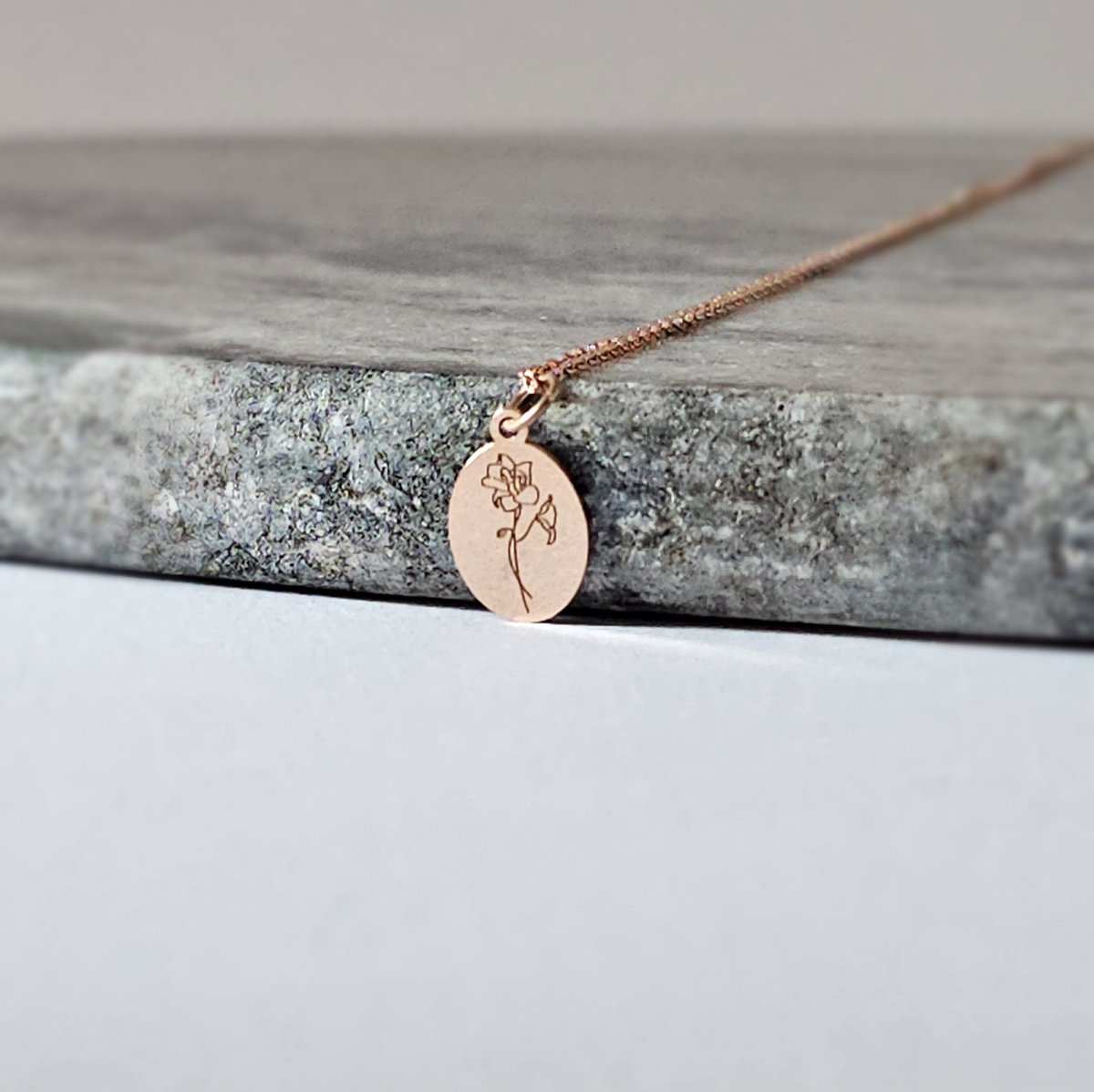 Ellen Life Jewelry | Juli Geboortebloem Kettingen - Rosegoud Gepersonaliseerd Keeting - Verjaardag Cadeau Vriendin & Vrouw - Geboortemaand Ketting met Hanger - Handgemaakte Sieraden