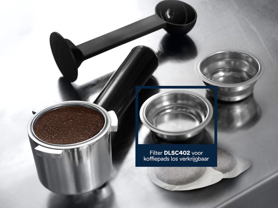 Accessoires voor de De'Longhi espressomachine: filterdrager met koffie, lepel en twee E.S.E. pads.