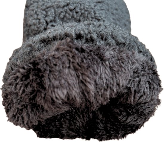 Close-up van de zoom van een donkergrijze want met dikke, zachte voering van teddy-stof.