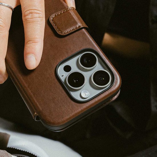 Coque Nomad adaptée à Apple iPhone 16 Pro Max | Folio en cuir moderne | Compatible avec MagSafe et le chargement sans fil | Book Case avec porte-cartes | Cuir véritable | Marron