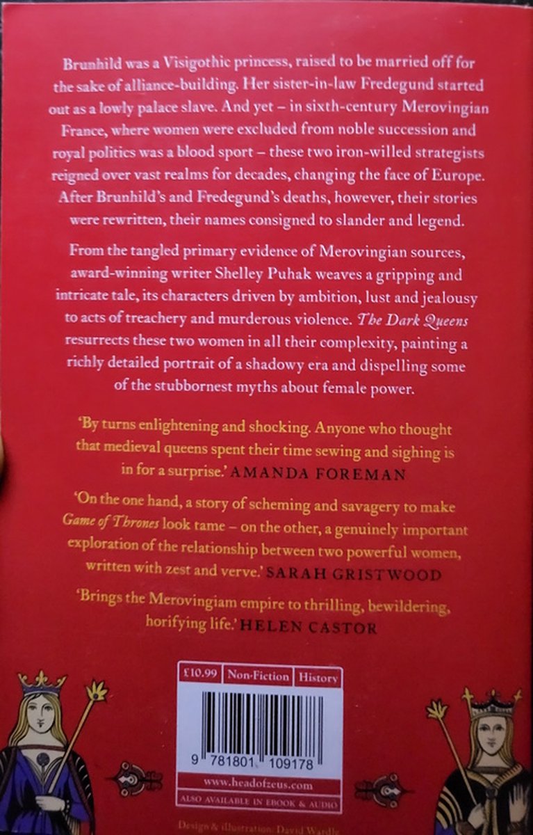 Achterkant van het boek 'The Dark Queens' met tekst en afbeeldingen van koninginnen.