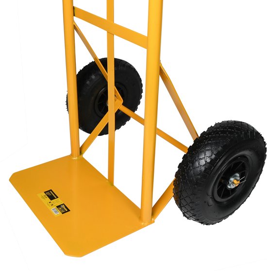 Gele steekwagen met twee zwarte wielen en een stalen laadplatform op witte achtergrond.