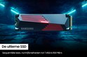 De Samsung 990 PRO SSD in een futuristische omgeving, met tekst over sequentiële lees-/schrijfsnelheden.