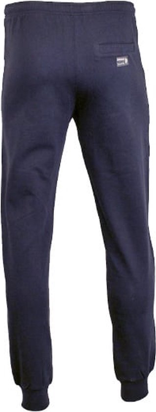 Achterkant van een donkere joggingbroek met logo-detail op de achterzak.
