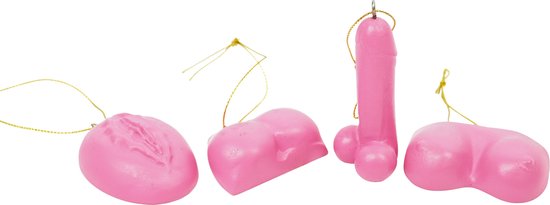 Vier roze kerstornamenten in de vorm van een penis, billen en vagina op een witte achtergrond.