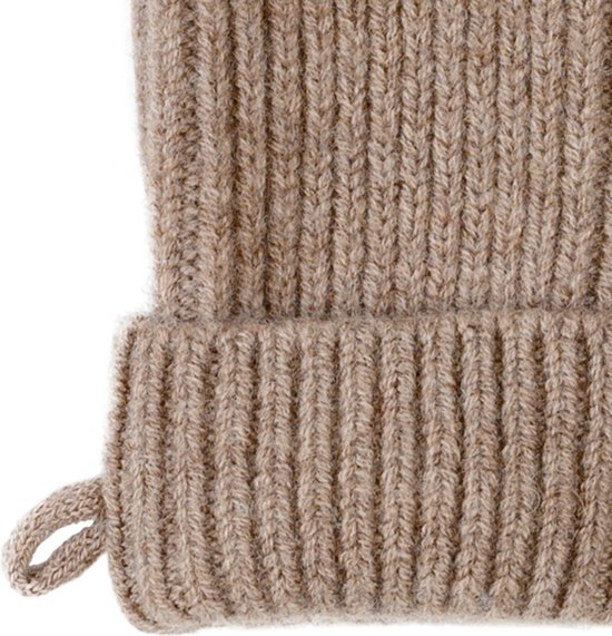 Detail van bruine gebreide want met ribbelboord en lusje.