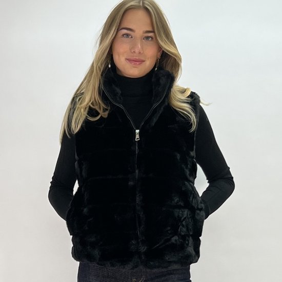 Zwarte bodywarmer van nep bont - Trendy Vegan bont bodywarmer van Joss mode Amsterdam - Zwarte kunst bont bodywarmer - Diervrij bont zwarte bodywarmer